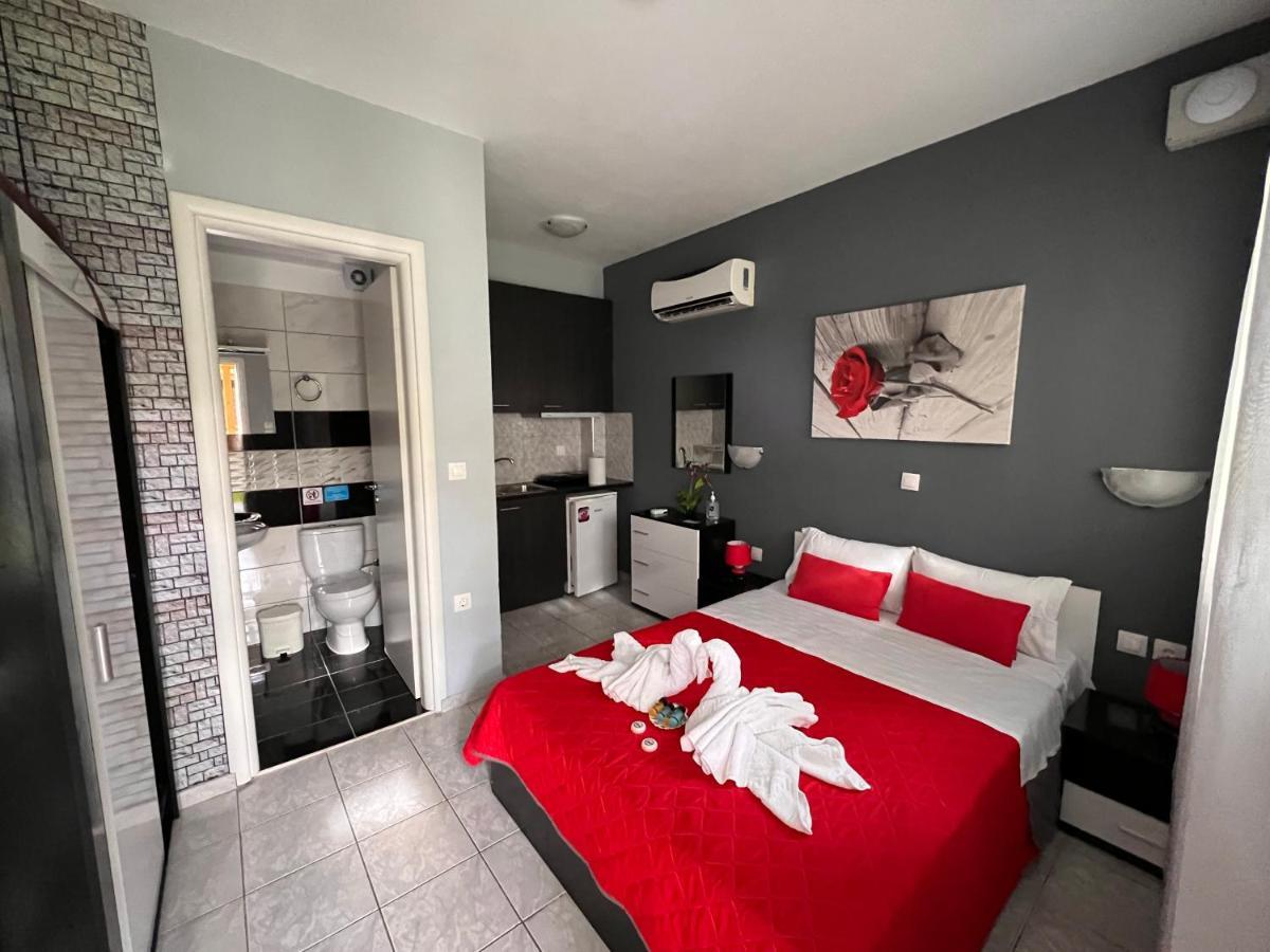 Niriides Rooms Nea Kallikrateia Bagian luar foto